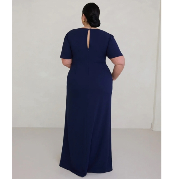 Elegant Black Evening Gown - Picture 7 of 13